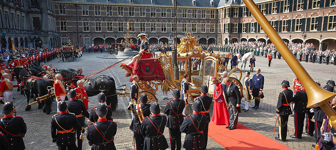 Prinsjesdag 2014 Koning en Koningin nijgen naar het vaandel55